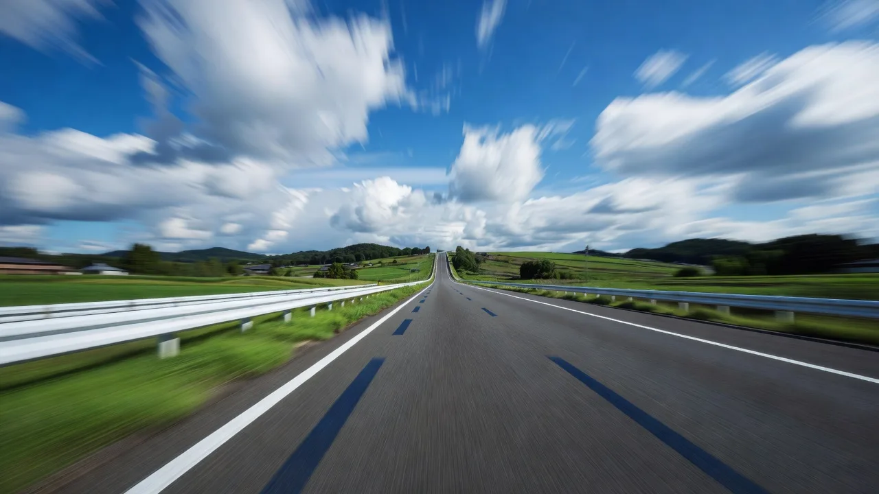 郊外を貫く、モーションブラーの道。
